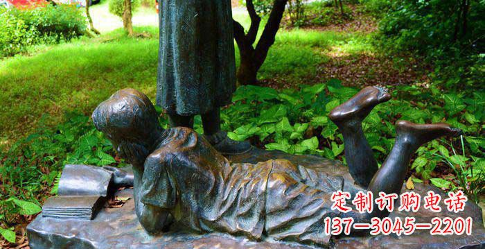 绵阳校园趴着看书的小男孩人物铜雕