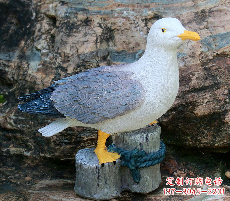 绵阳一手托鸽子 一手拿书本的雕塑像