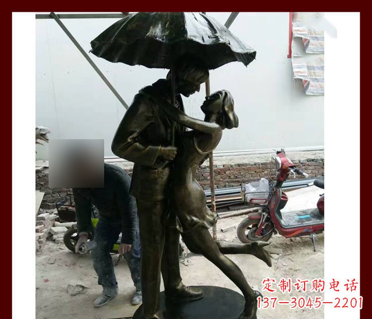 绵阳雨伞下拥抱的情侣铜雕