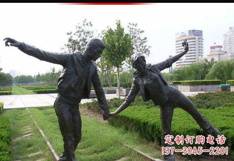 绵阳走铁轨的情侣铜雕